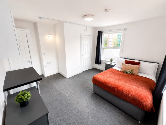 Modern En-Suite Double Room | Parking | WV1  Main Photo