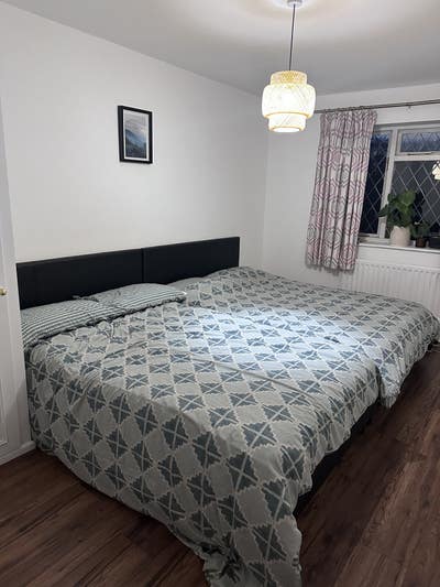 Large Double Room – Pound Hill Main Photo