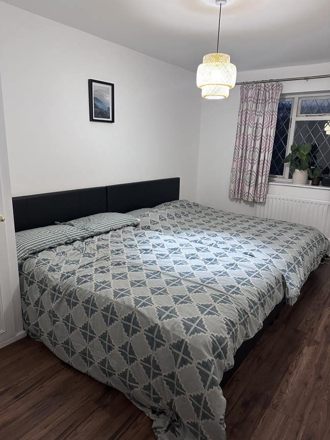 Large Double Room – Pound Hill Main Photo