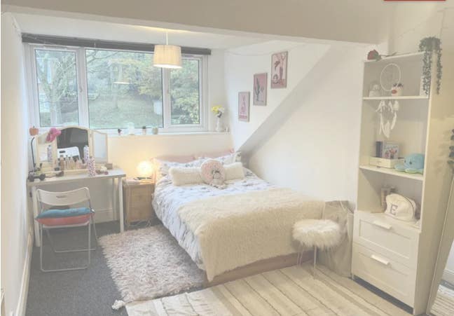 Large Room to Rent in Student House - Mainly Girls Main Photo