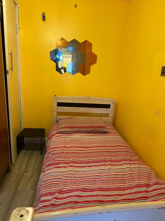 Compact Single Room with Private Ensuite WC Main Photo