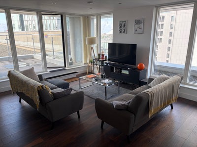 King Sized Ensuite Bedroom w/ Balconies Main Photo