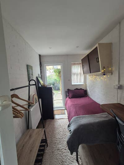 Single room bills included,short stay only Main Photo