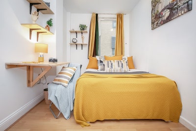 Spacious Double Room in a Well-Connected Area Main Photo
