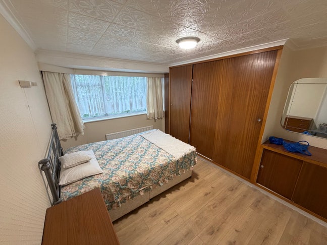 Double bedroom available- 5 minutes c2c station Main Photo