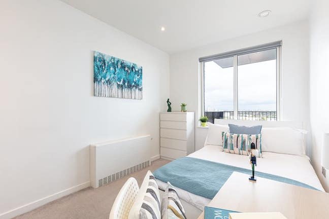 Tidy Double Room in a Smart Residential Flat Main Photo