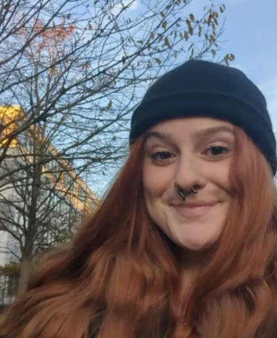 30 Aus female looking for ensuite double room. Main Photo