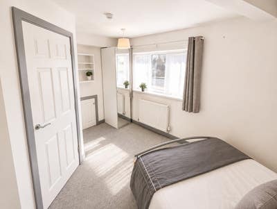 ** VERY LARGE Luxury En Suite - No Bills to Pay! Main Photo