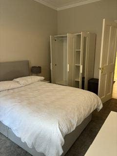 Large Double Bedroom-Shawlands Main Photo