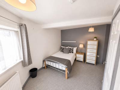 ** VERY LARGE Luxury En Suite - No Bills to Pay! Main Photo
