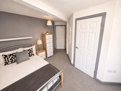 ** VERY LARGE Luxury En Suite - No Bills to Pay! Main Photo