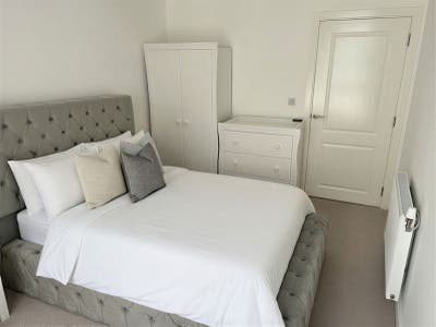 Spacious Double Room | Gym & Concierge  Main Photo