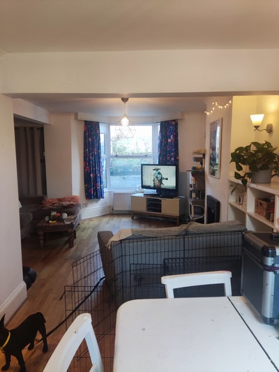 Room in family home Main Photo