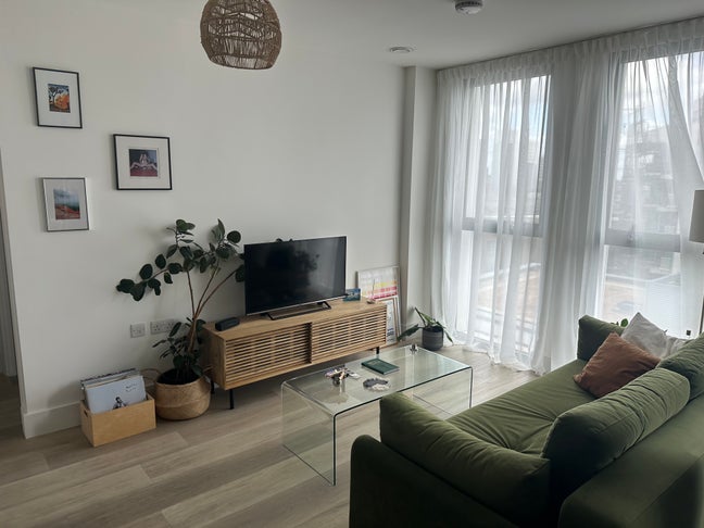 Modern 1 Bed Flat To Rent - Short or Long Let! Main Photo