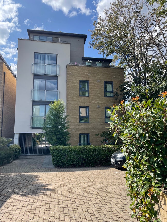 Double w/ private bathroom in Clapham Common Main Photo