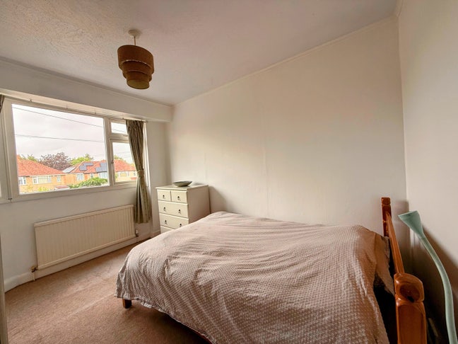 Room   in a house that I’m only there 1/2 month Main Photo