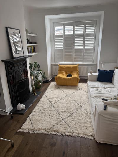 Small double room available hale village Main Photo