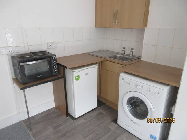 Newly Decorated Studio with Own Kitchen & Bathroom Main Photo
