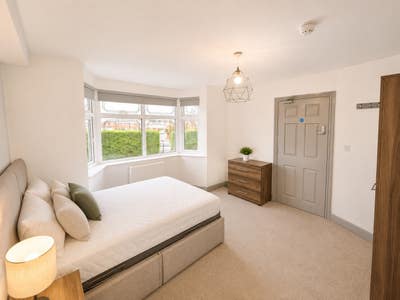 ** New Modern En Suite Room - No Bills To Pay! Main Photo