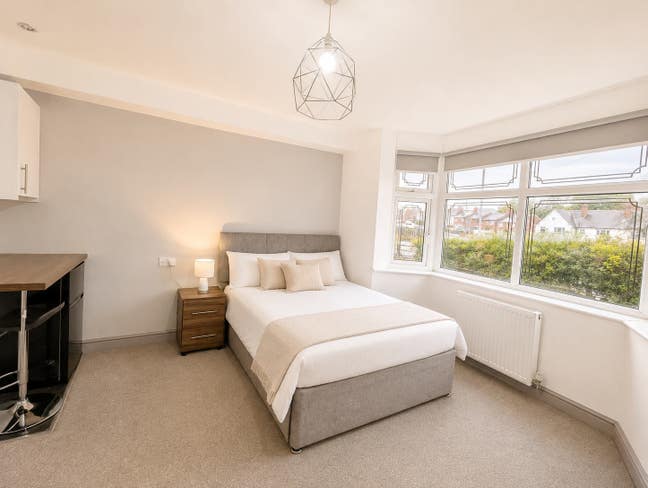 ** New Modern En Suite Room - No Bills To Pay! Main Photo