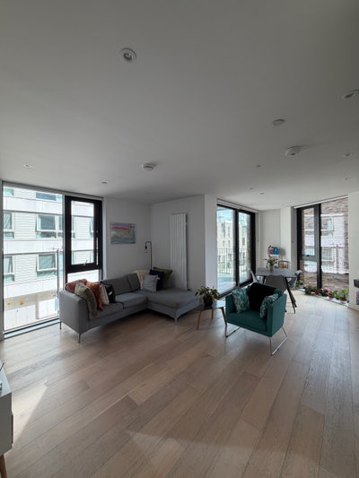 Room with private bathroom available royal wharf Main Photo