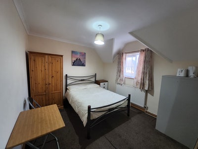 Large double room in Hounslow  Main Photo