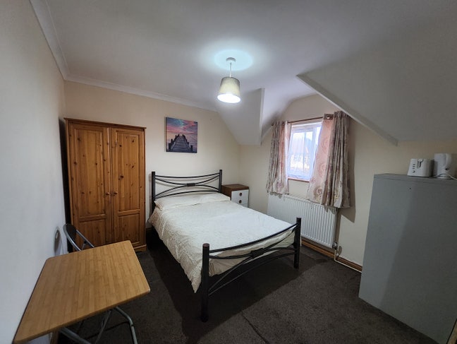 Large double room in Hounslow  Main Photo