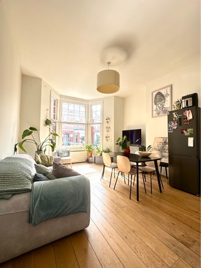 Large double room in very well-kept two bed Main Photo