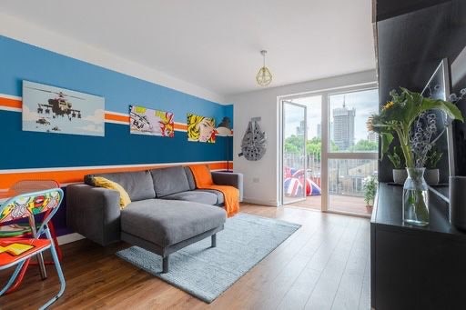 Beautiful 2b1b-Living Room-Balcony-7m Old St-18.9 Main Photo
