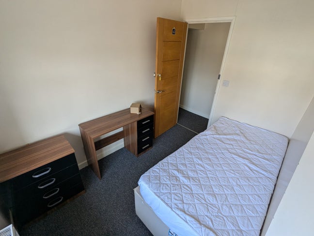 Single room for sale in Ashton Main Photo