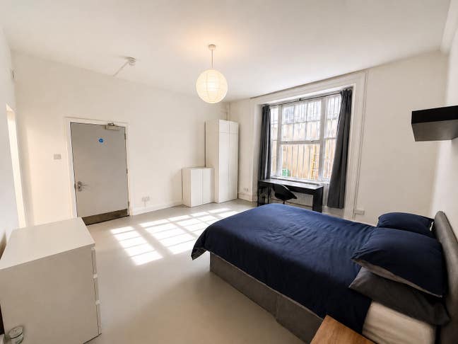  Includes All Bills Large Double En-Suite Room SW7 Main Photo
