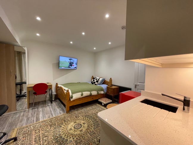 En-suite Room - Near  underground- West London  Main Photo