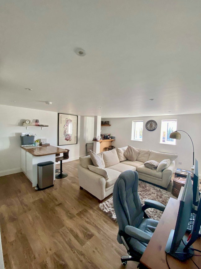 Modern 2-Bedroom Flat in the Heart of Aylesbury Main Photo