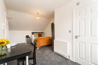 ** New Luxury STUDIO En Suite -All Bills Included! Main Photo