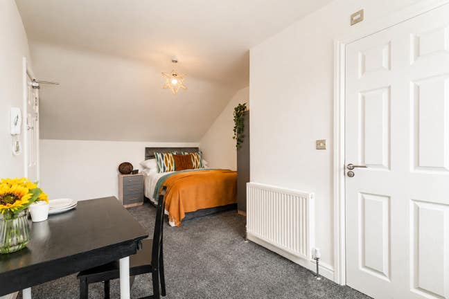 ** New Luxury STUDIO En Suite -All Bills Included! Main Photo