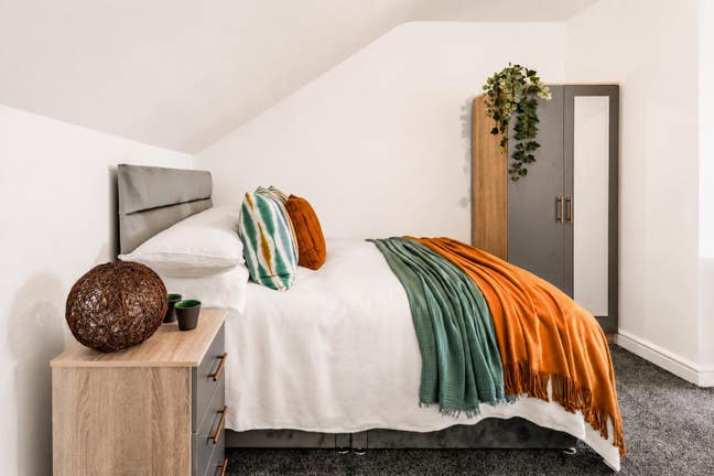 ** New Luxury STUDIO En Suite -All Bills Included! Main Photo