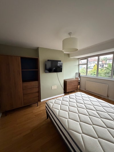  Large Double w/h priv bathroom All incl Main Photo