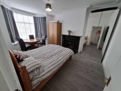 Huge room in great house Main Photo