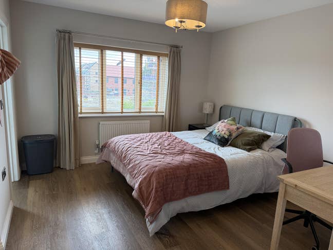 Large en-suite room in new house Main Photo