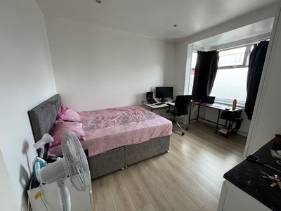 Double room with private bath (5min Victoria line) Main Photo