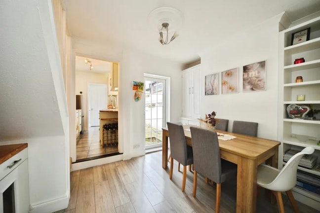 Spacious Double Bedroom  Main Photo