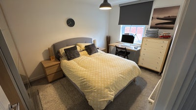 Modern Double Room + own bathroom + friendly cat Main Photo