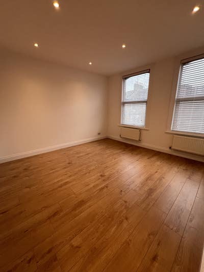 Spacious Light-Filled Two-Bedroom Property in N15 Main Photo