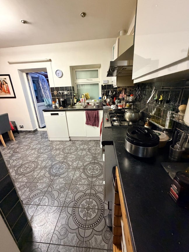 Double and single room available  Main Photo
