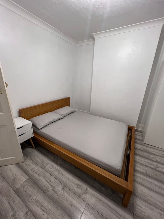 Spacious Double Room Available Now – East Bedfont  Main Photo