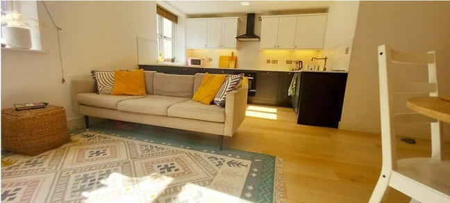 Double room with an en-suite in a quiet area Main Photo