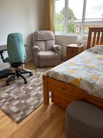 Double room for single occupancy in family home Main Photo