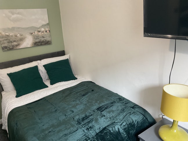 1 single & 1 double room - High Wycombe city cente Main Photo