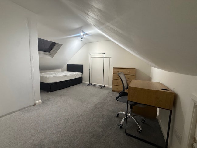 Spacious Rooms to rent! Main Photo