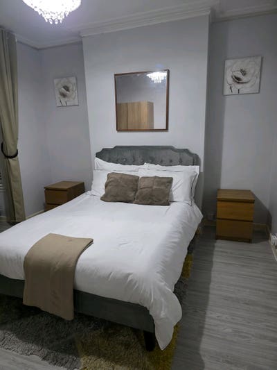 Large Double + Private Shower | WV3 | Short Stays  Main Photo